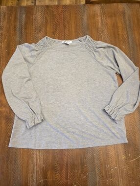 🎈2/$15 New Nine West Light Gray Long Sleeve Knit Top with Ruched Shoulders L